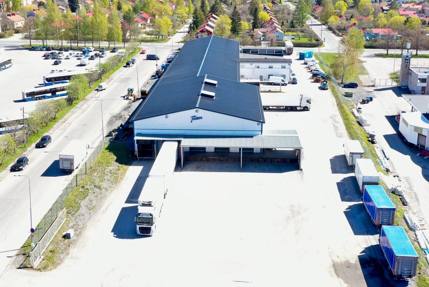 Varasto-/tuotantotilaa vuokrattavana. Paljon nosto-ovia, iso lastauslaituri, säädettävät sillat, rekkataskut, ym.Hallin korkeus 5 metriä.Tilat jaettavissa kokoluokassa 700 - 2000m2.Toimistotilaa myös mahdollista vuokrata.Iso asfaltoitu parkkialue.