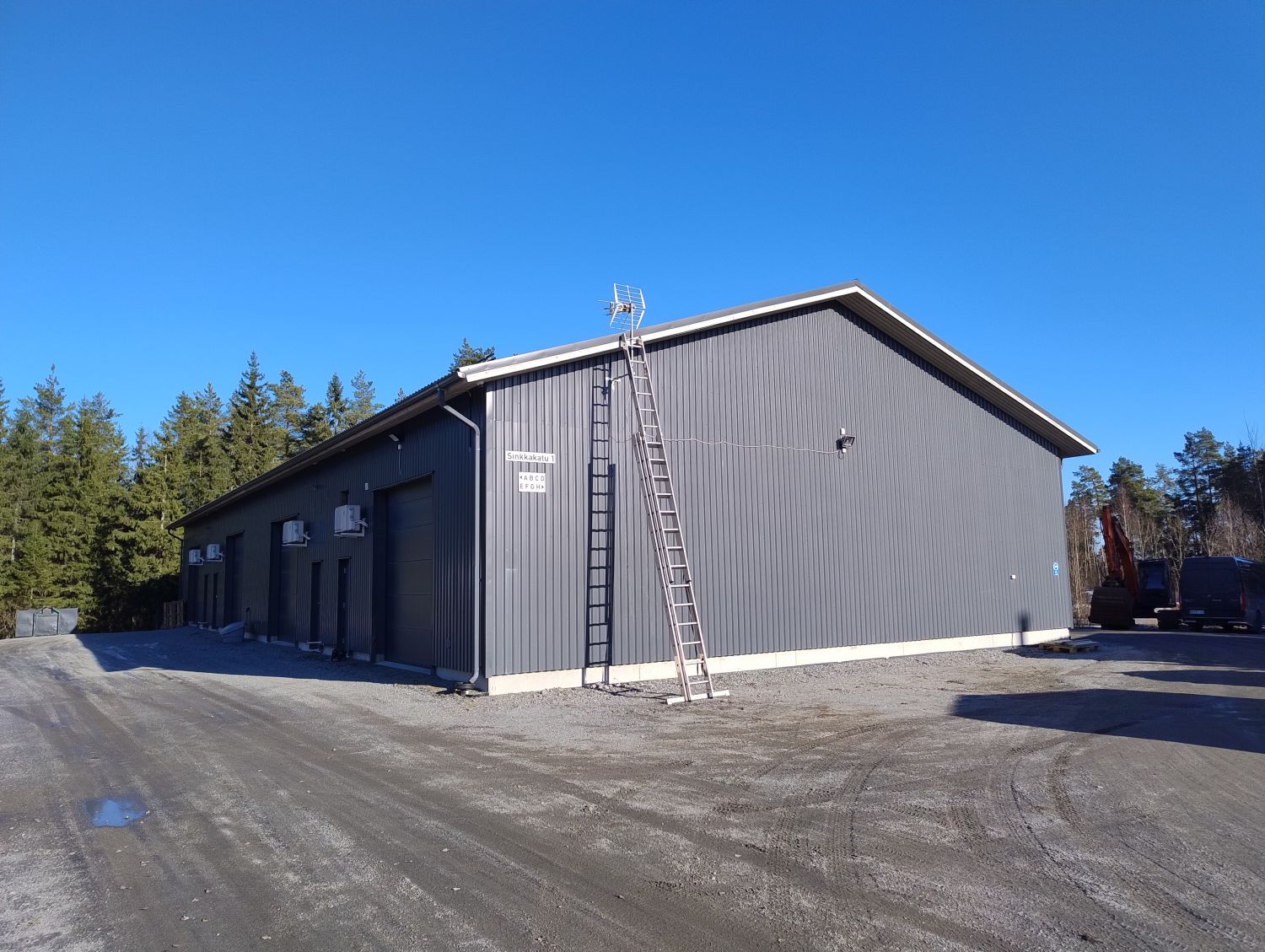 Nyt vapautuu 2017 valmistunut halliosake 60m2+parvi  sopimuksen mukaan Kolmenkulman alueelta Nokian ja Tampereen rajalta...