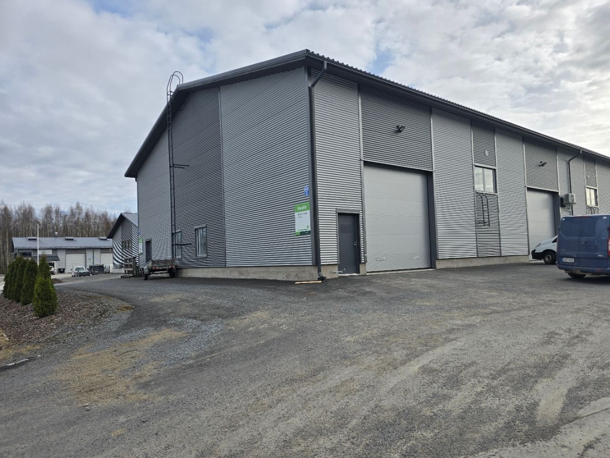 Nyt heti vapaana suositulta Elovainion alueelta uudehkoa  korkeaa hallitilaa. Tässä kohteessa yhdistetty kaksi viereistä hallia kulkuaukolla. Mahdollisuus vuokrata myös erikseen. Toisessa hallissa valoisa toimistotila ja toisessa WC.Huom. tilassa vesikiertoinen lattialämmitys ja se sisältyy vuokraa...