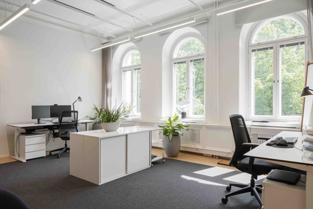 Toimisto 348,5 m². Korkeatasoinen työympäristö, täysin uudistetut muuntojoustavat toimistotilat. Korkeat huoneet ja mahtavat näkymät Mikonkadulle. Tilamalli monitilatoimisto.