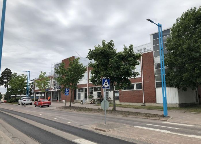 Vuokrataan liiketilaa vilkkaasti liikennöidyn kadun varrelta. Nordean pankin entinen konttori. Katutasossa noin 500m2 ja kellari kerroksessa keittiö sekä sosiaalitilat.