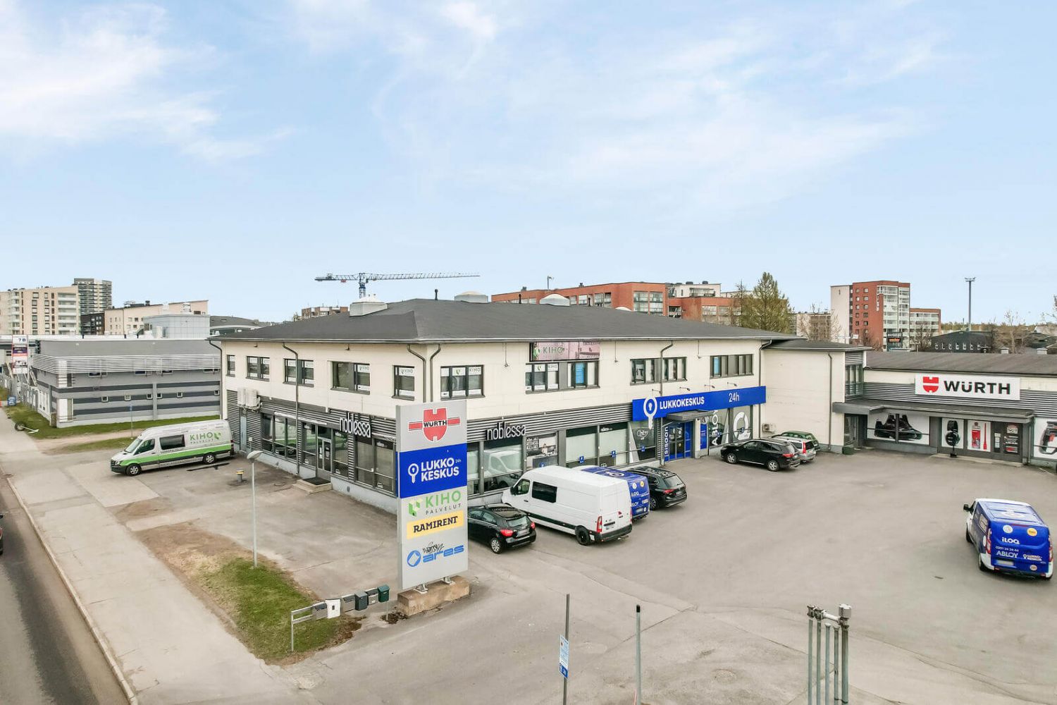 Toimisto hyvillä kulkuyhteyksillä.