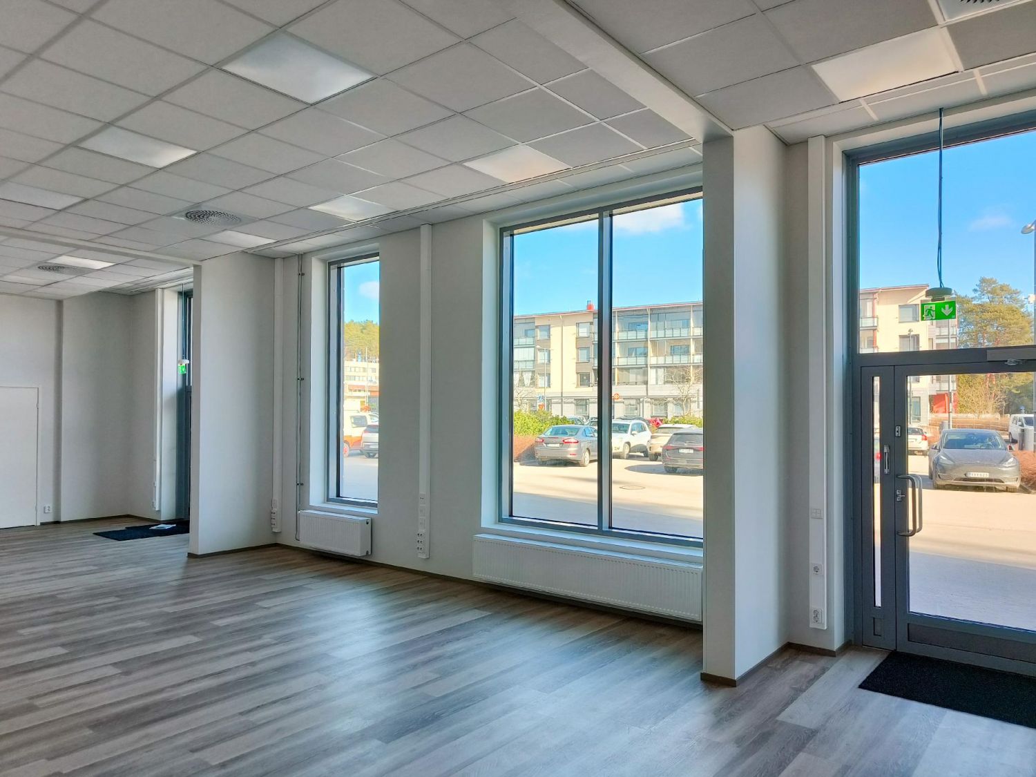 Vuokrataan uusi liiketila huippupaikalta Kangasalan keskustasta!Asunto Oy Kangasalan Torikulma on valmistunut keskeiselle sijainnille, nimensä mukaisesti torin kulmalle loppu vuodesta 2023. Liikehuoneiston pinta-ala 90 m². Tilassa on kaksi sisäänkäyntiä, minikeittiö, varasto, pukuhuone, pesuhuone,...