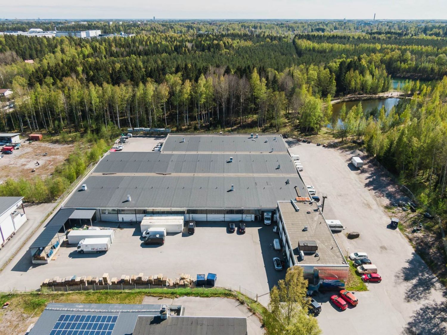 Vuokrataan 183 m² sisään ajettava varastotila Vaaralassa. Tilan vapaa korkeus on noin 2,5 metriä ja sisäänajo on pariovista. Tämä tila on kopitettua tilaa, joten siitä ei saa yhtenäistä isoa varastotilaa. Soveltuu lähinnä kevyeen varastointiin.Varasto- ja tuotantokiinteistö on valmistunut vuonna 1...