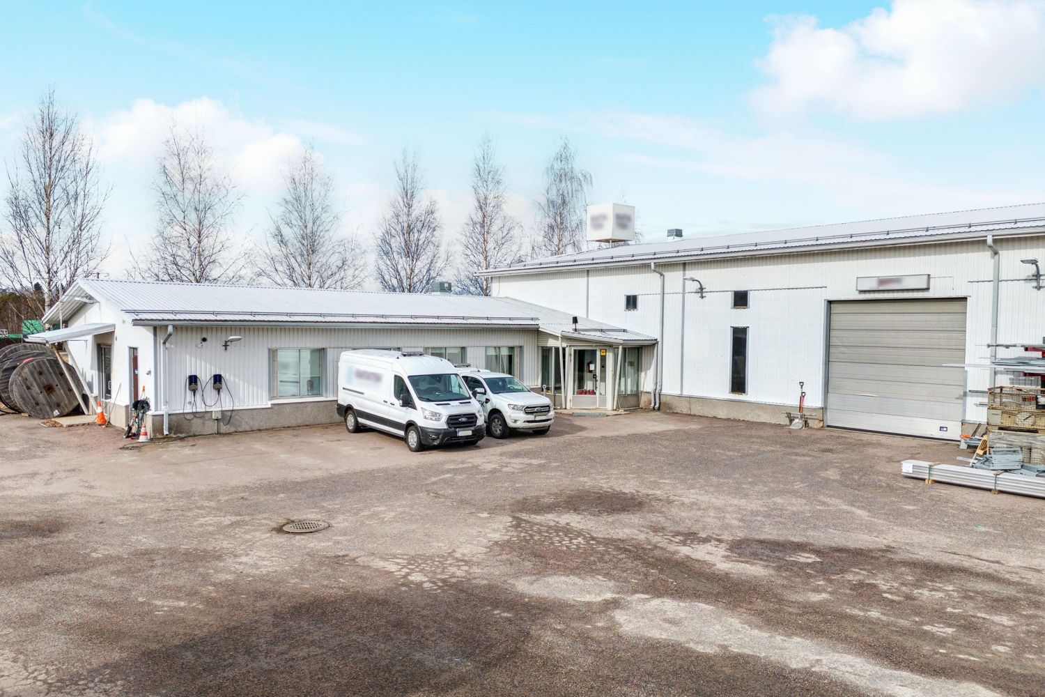 Kiinteistön pinta-ala 5999 m2. Kiinteistöllä on n. 800 k-m2 rakennus jossa on toimisto/myynti/tuotanto/varastotilaa sekä sosiaalitiloja seuraavasti: Puolilämmintä hallitilaa on noin 141 m2 ja lämmittämätöntä hallitilaa on noin 290 m2. Hallitilantilan korkeus on noin 4,5 m. Hallitilassa on suuret o...