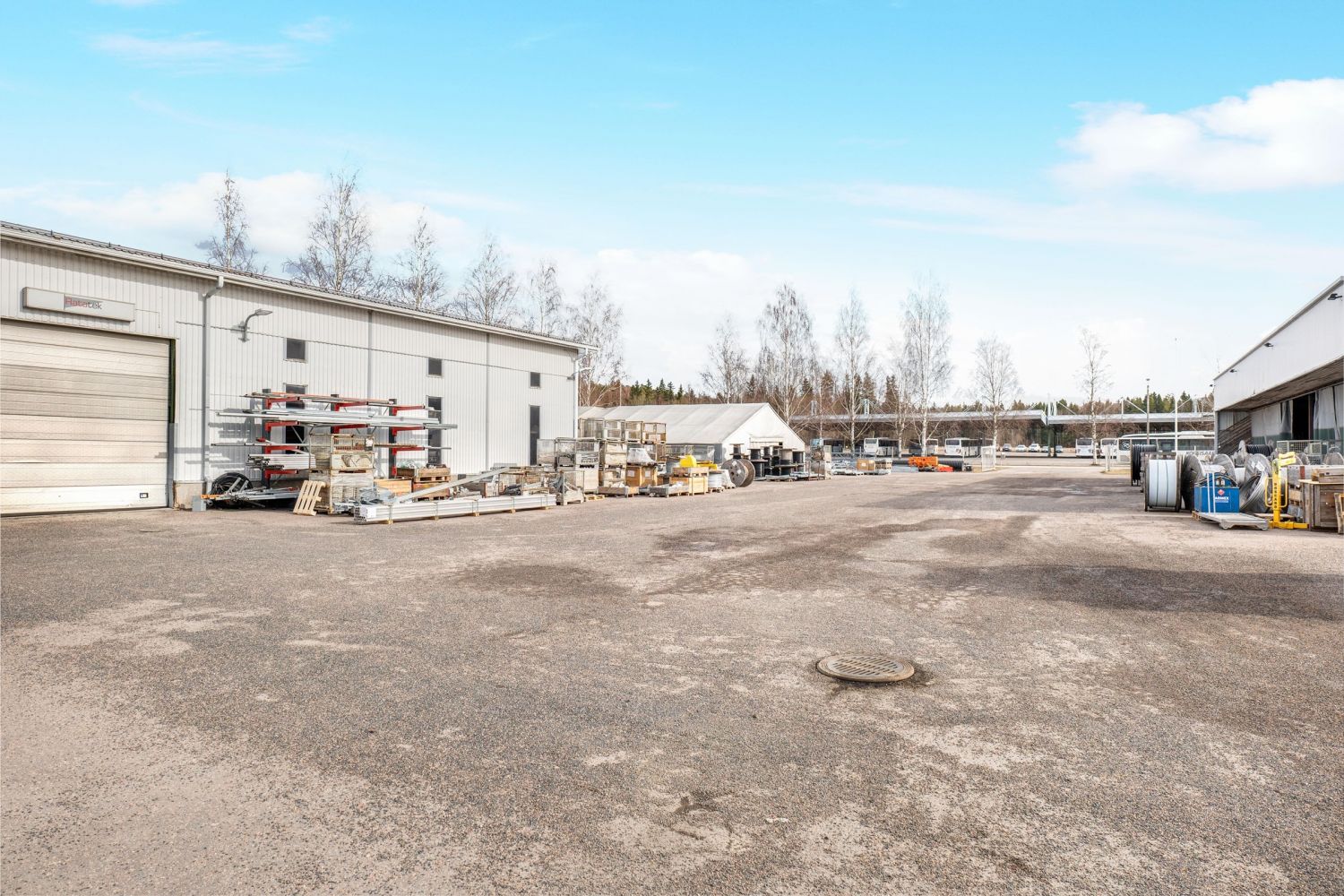 Suuri asfaltoitu piha-alue