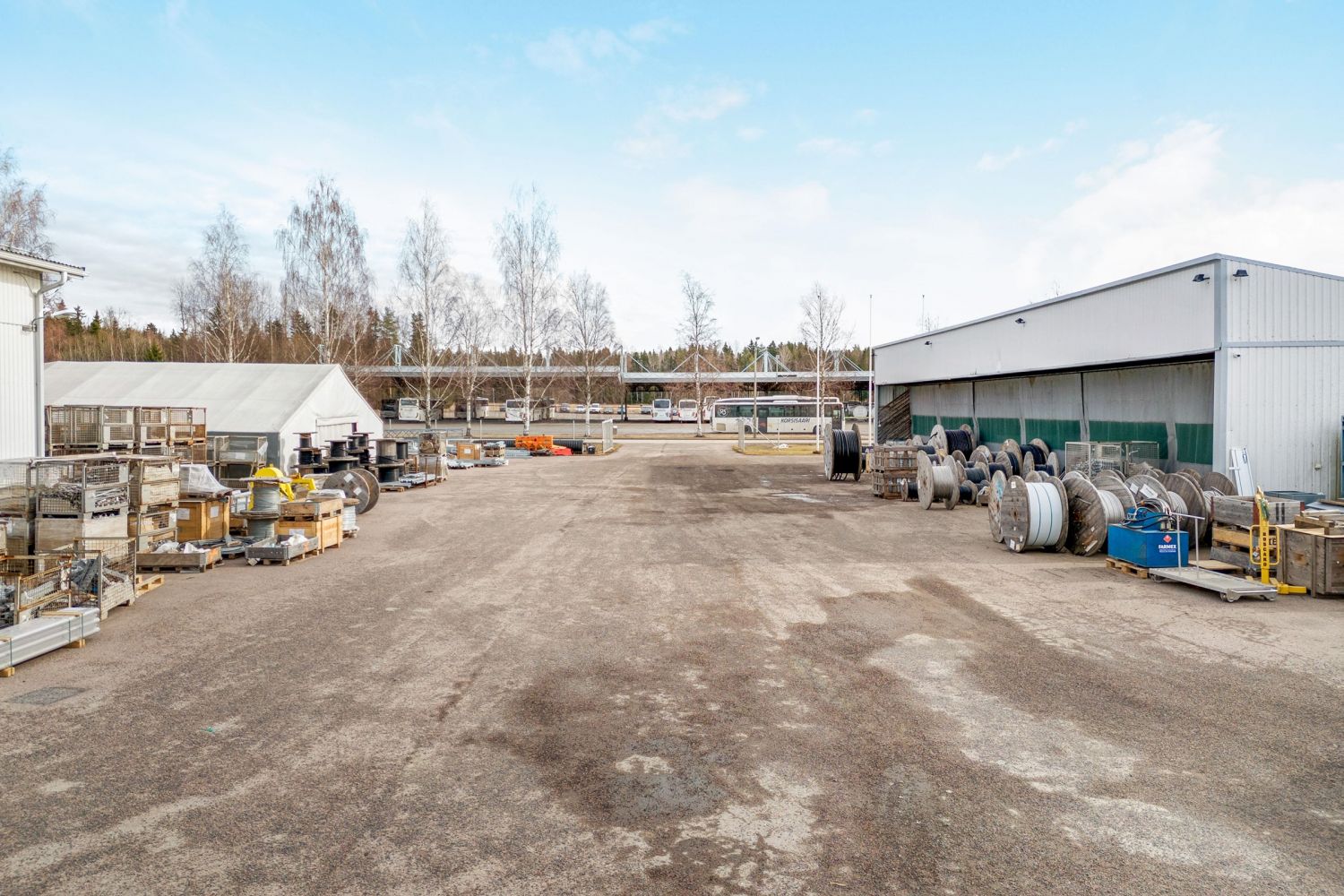 Suuri asfaltoitu piha-alue