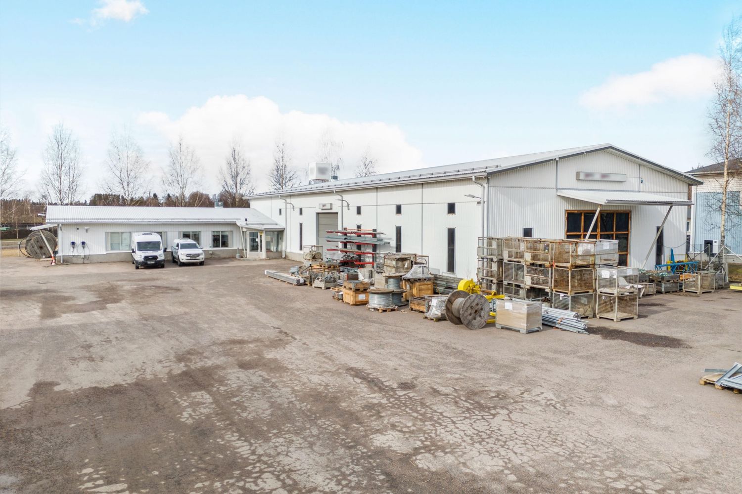 Suuri asfaltoitu piha-alue