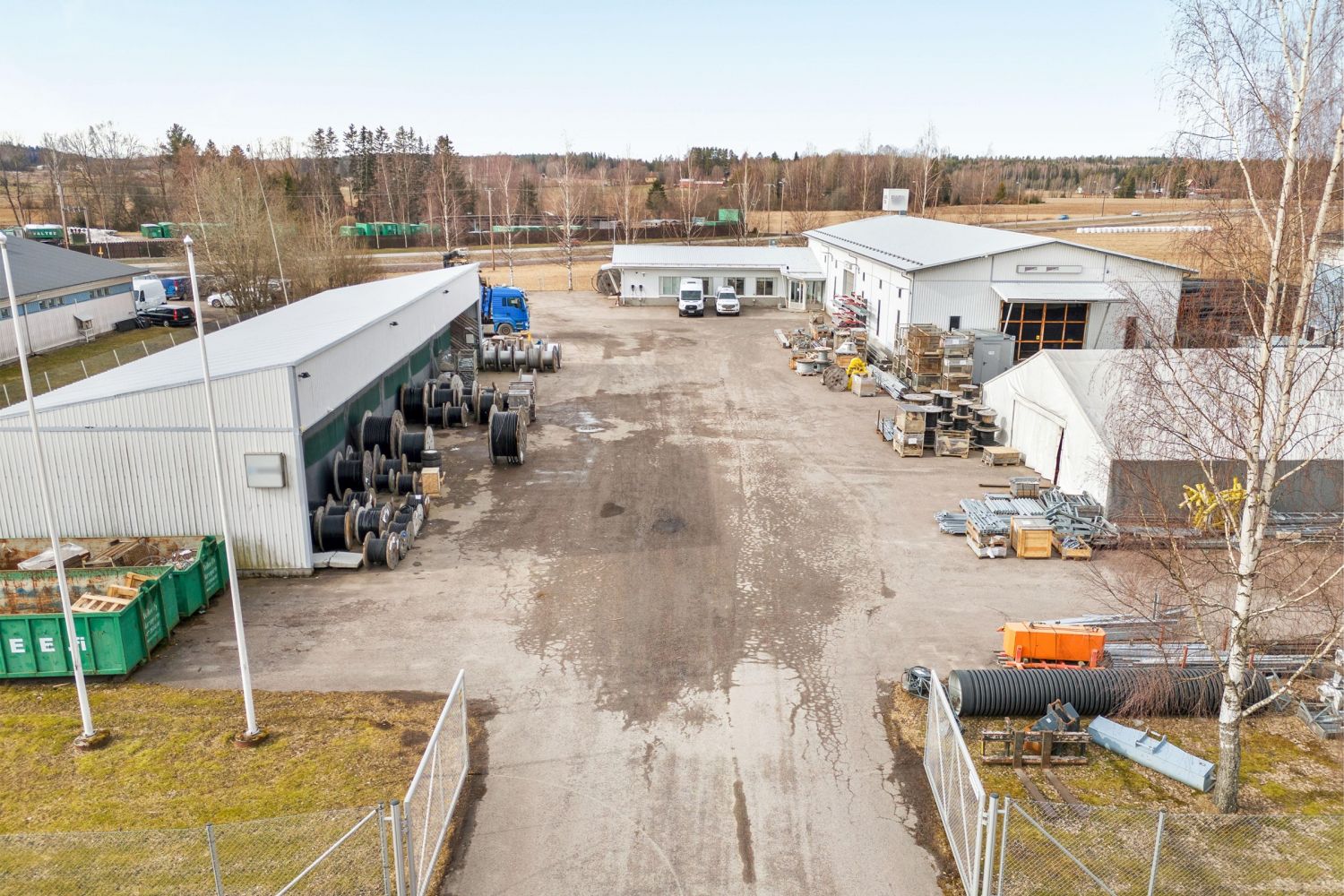 Suuri asfaltoitu piha-alue