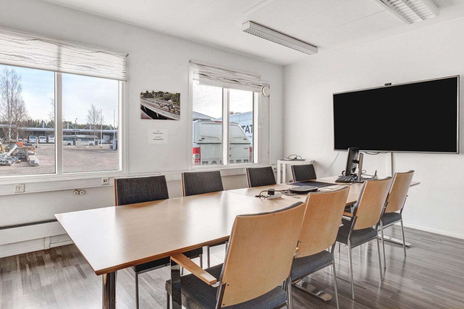 Neuvotteluhuone tiloja