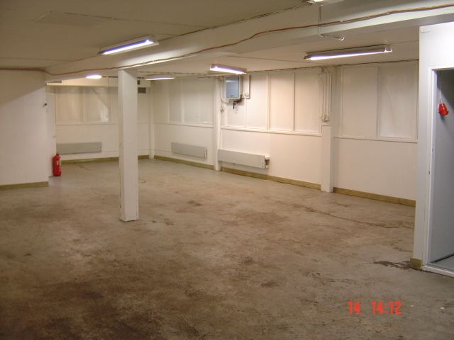 Vuokrattavana monikäyttöinen hallitila Helsingin Tattarisuolla.Kyseinen 130 m² hallitila on sisään ajettava, ja se soveltuu esimerkiksi korjaamoksi, varastoksi tai työtilaksi. Oven korkeus on noin 2,5 metriä. Tilassa on oma wc, voimavirta ja pieni toimistohuone. Tilassa on ilmanlämpöpumppu, mikä v...