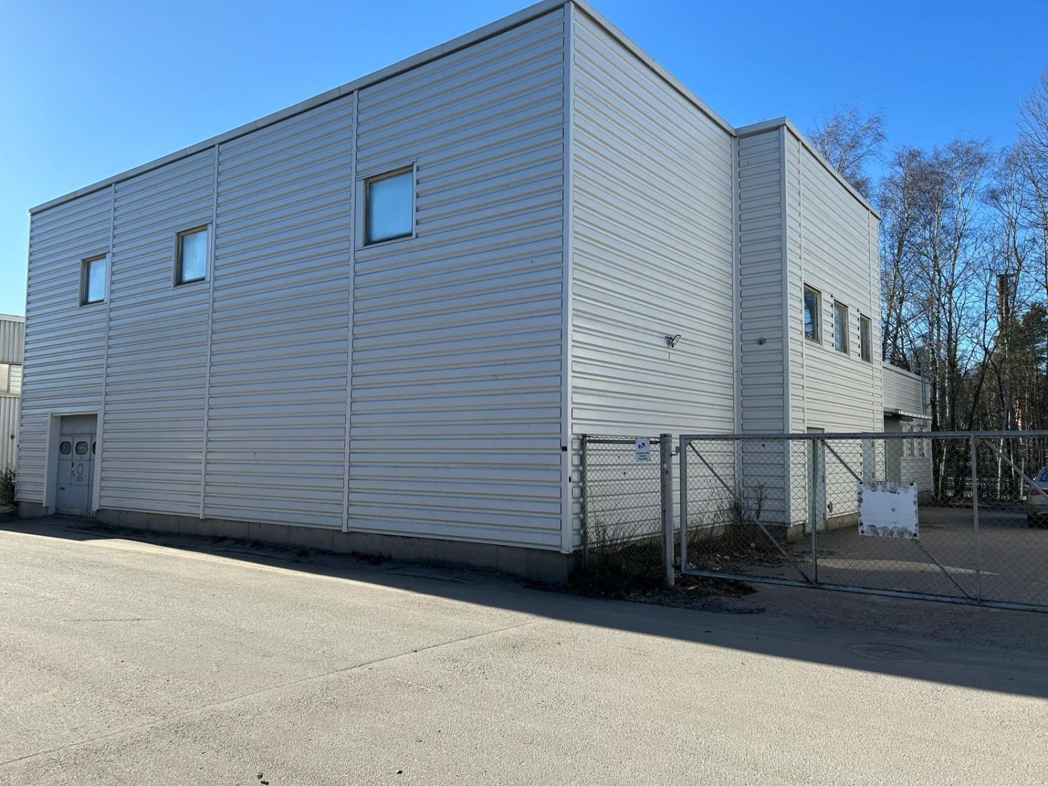 SIJOITTAJAT HUOMIO! Myydään todella edullisesti hyväkuntoinen halli, huippu sijainnilla. Julkisivu ja valaistus uusittu ...