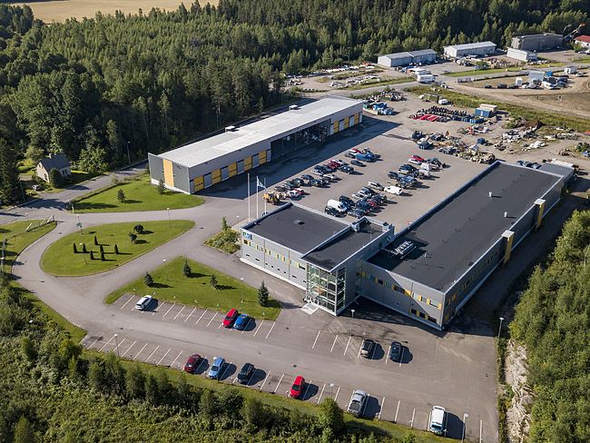 Kylmähalli nosto-ovella