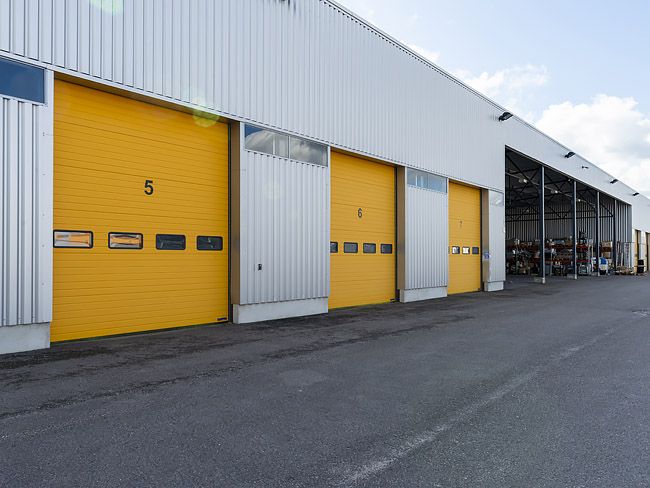 Kylmähalli nosto-ovella