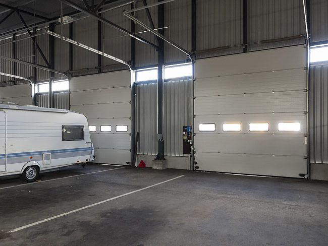 Kylmähalli nosto-ovella