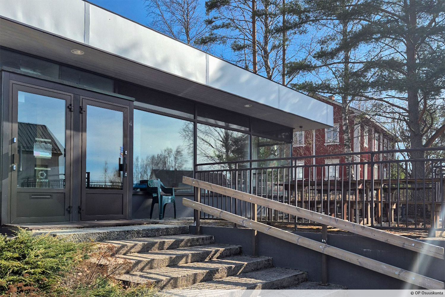 Vuokrataan katutason liiketila Kuortaneen keskustassa.&nbsp;Tila on toiminut aiemmin pizzeria-k&auml;yt&ouml;ss&auml;, ja se on jo valmiiksi varusteltu pizzeria-toimintaan. Liiketilan edustalla on viihtyis&auml; terassi. Asiakaspaikkoja on toimitilassa noin 30.&nbsp;      Liiketila sis&auml;lt&auml;...