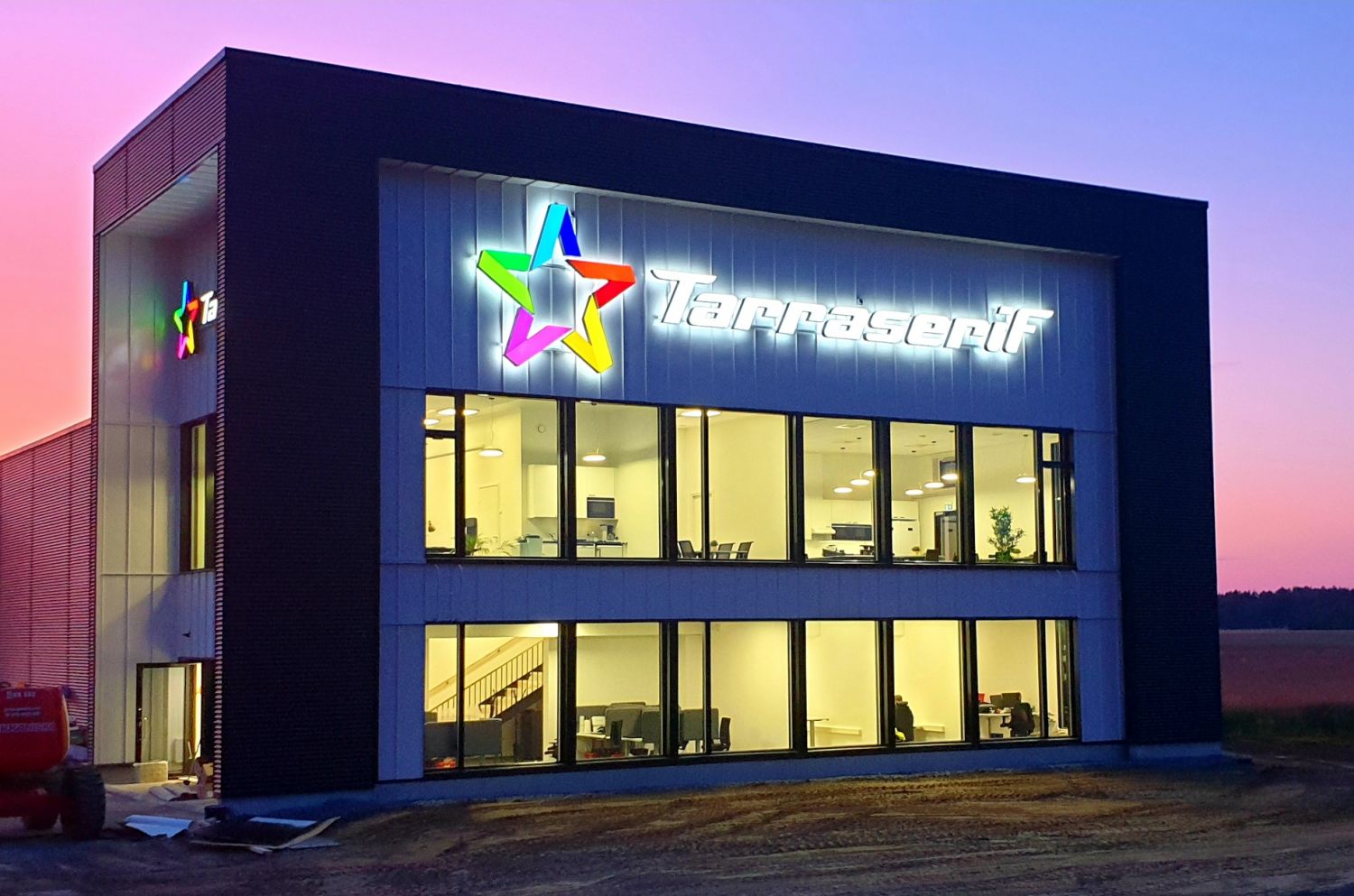 Myydään kiinteistö Kempeleessä.Omistustontilla on 2019 valmistunut moderni rakennus, jonka saavutettavuus on sijaintinsa ansiosta todella hyväKiinteistö sijaitsee Kempeleessä Zatelliitin liikealueella. Rakennuksen näkyvyys E75 eritasoliittymästä ja vilkasliikenteisen tien suunnasta on erittäin ...