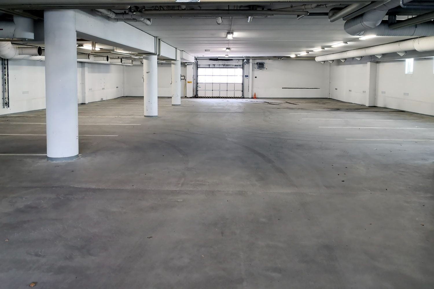 Vuokrataan Espoon Suomenojalta katutasosta 278 m² tila läpiajettavasta autotallista, joka soveltuu myös varastotilaksi. ...