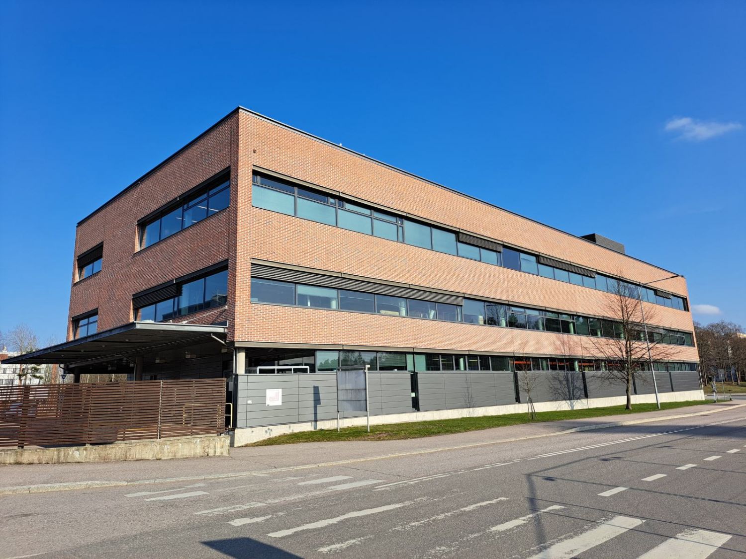 Vuokrattavana kolmannen kerroksen 1974 m² toimisto-/tuotantotilat Martinlaaksosta. Tila koostuu useasta työhuoneesta, avotoimistosta sekä tuotantotilasta. Lisäksi on hyvät neuvottelu-, kokous- ja sosiaalitilat! Kiinteistössä on lastauslaituri, josta on tavarahissiyhteys tähän tilaan. Tilat on mahdol...