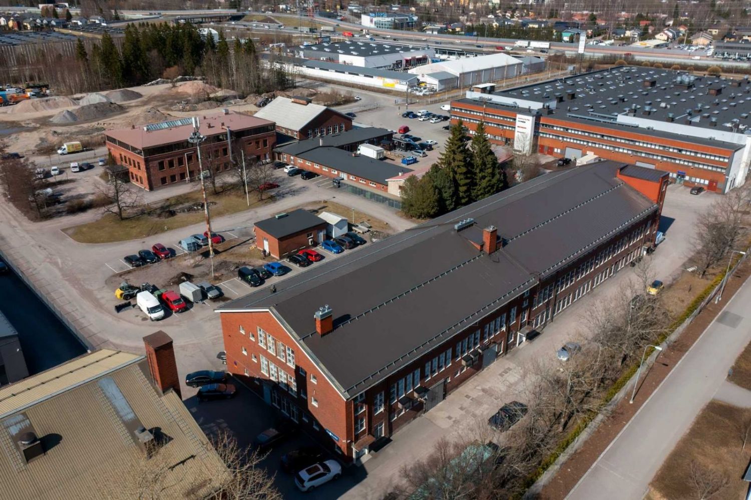 Vuokrataan Helsingin Suutarilasta katutason 425 m² autotalli valmistevarasto rakennuksesta. Tila soveltuu myös varastoksi tai tuotantotilaksi.Tiloissa on toiminut pitkään autopalvelualan yritys, mutta tila ei sovellu autopesulaksi! Tilan korkeus on noin 3 m ja sinne johtaa pihalta kaksi omaa nosto...