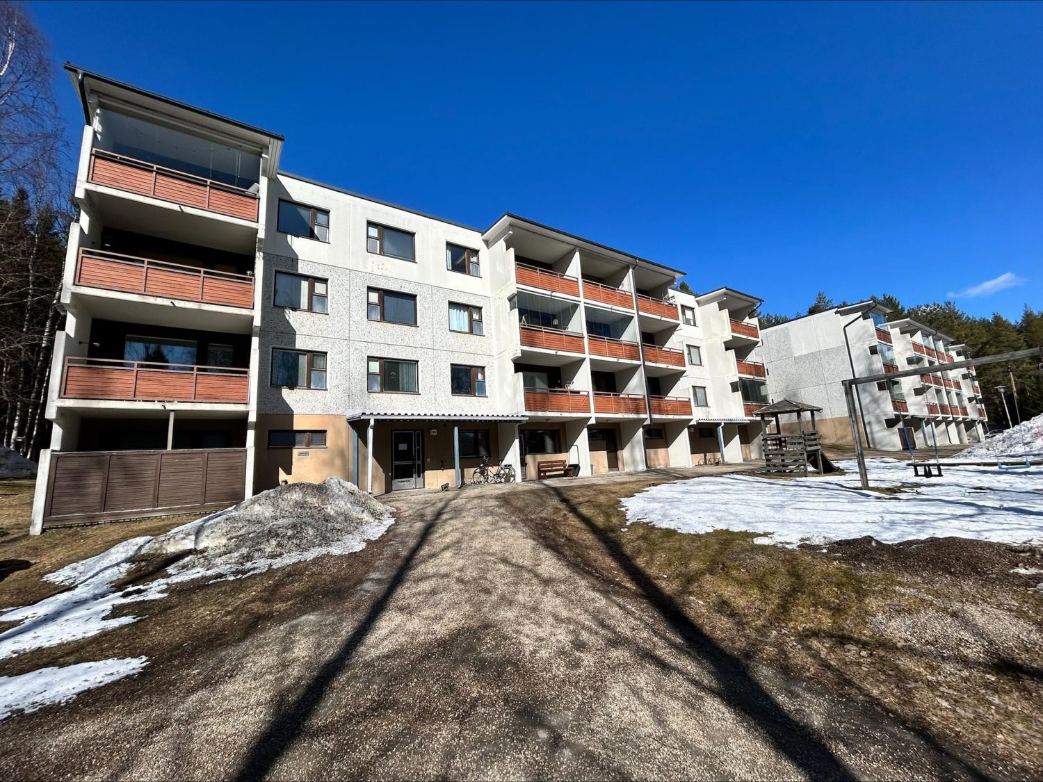 Siistikuntoinen katutason liiketila tarjolla vuokralle Teppanasta. Avoimen tilan lisäksi löytyy pieni keittiötila ja wc.Minimivuokra-aika 6kk. Vuokravakuus 1 kk:n vuokra 290€.Petteri Turunen044 255 4769petteri.turunen@op.fi