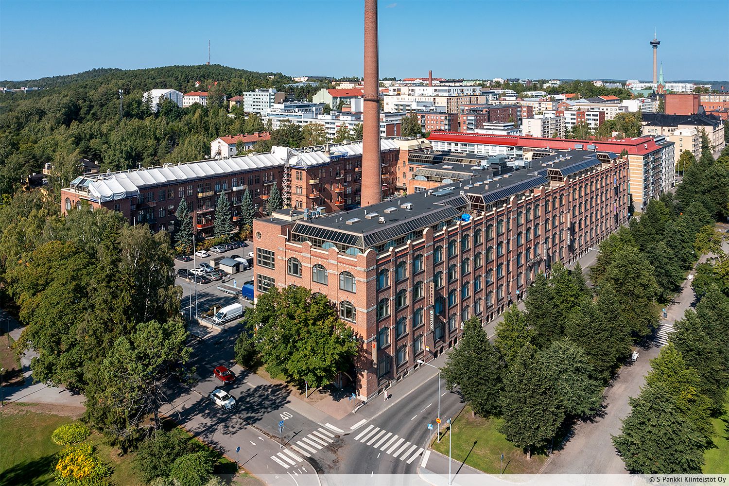 Vuokrattavissa toimistotilaa Klingendahlista. Vapaana 5. kerroksesta toimistokokonaisuus, jonka kokonaispinta-ala on 591 m&sup2;. Tilat ovat siistit ja remontoidut, ja huoneet ja ikkunat ovat korkeita, mik&auml; vuoksi luonnonvaloa p&auml;&auml;see mukavasti sis&auml;tiloihin. Lounaspaikkoja l&ouml;...