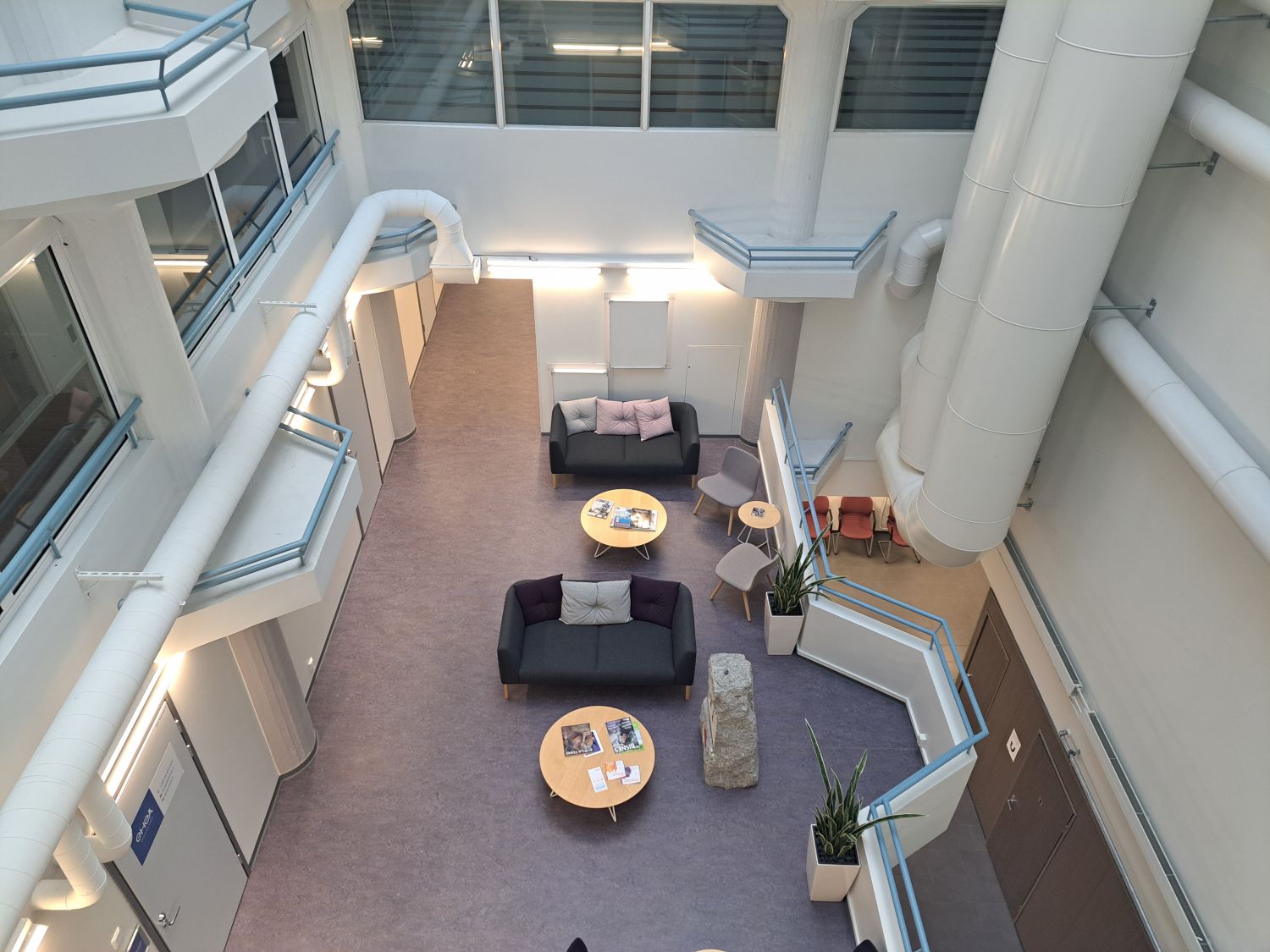 Näkymä 2 kerroksen oleskelutilaan keskialueelle