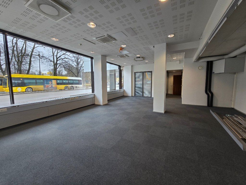 Keskustasta liike-/toimistotilaa katutasosta