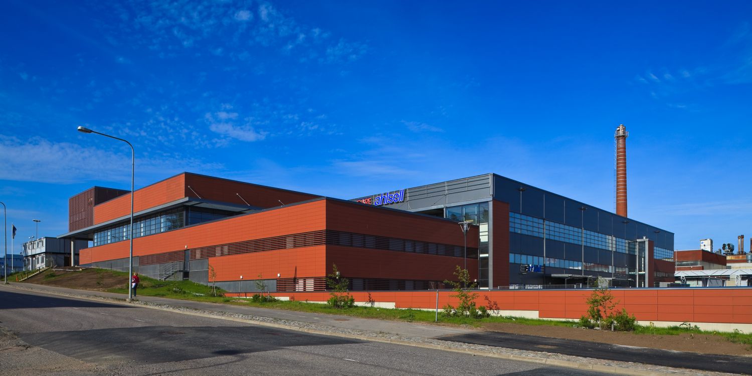 Vuokrattavana korkeaa varasto-/tuotantotilaa