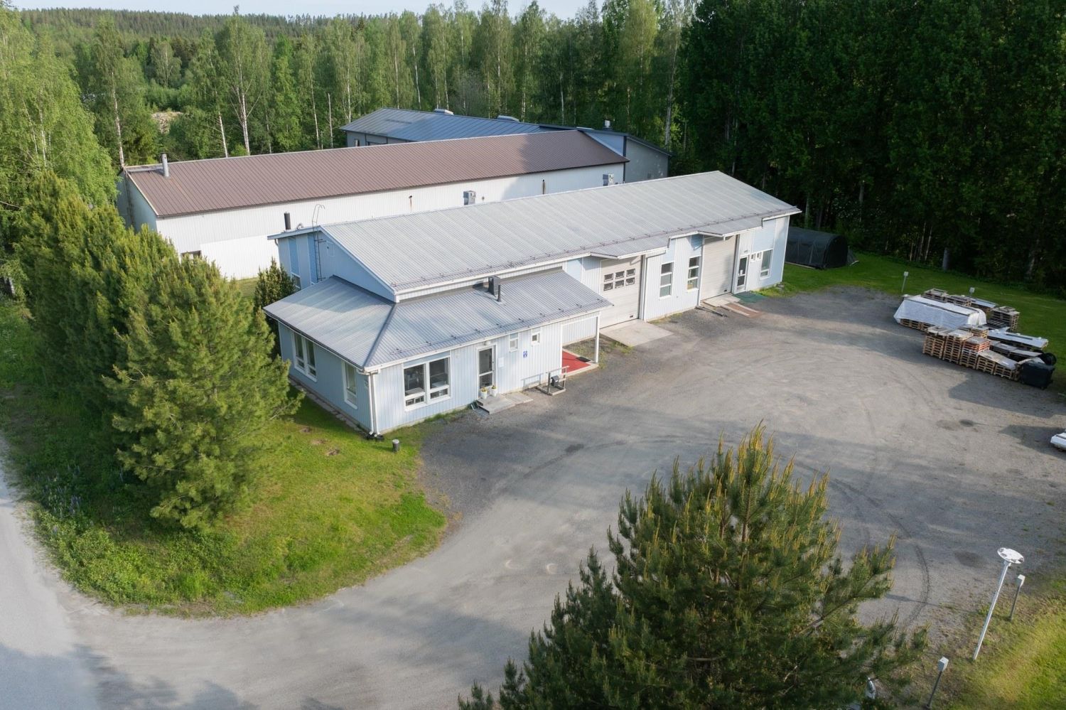 Muuramen teollisuuskylässä omalla 3295 m2 tontilla, vuonna 1992 rakennettu siistikuntoinen hallirakennus. Tilat on jaettu kahteen eri hallitilaan, molemmissa nosto-ovet ja suuremmassa tilassa lisäksi kaksi toimistohuonetta ja wc. Pienemmässä tilassa hallitilan lisäksi toimisto, wc ja erillinen varas...