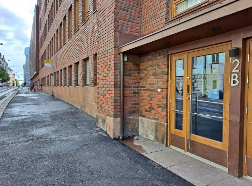 Tämä siisti tila toimii sujuvasti toimistona sekä liiketilana. Siisti katutason tila luo tervetulleen ilmapiirin asiakkaalle, kun osittain maanalainen sijainti luo yksityisyyden tuntua toimistokäytössä. Tässä tilassa on oma taukohuone sekä wc-tilat. Yhdistettävissä 242m2 tilan kanssa.Katajanokka h...
