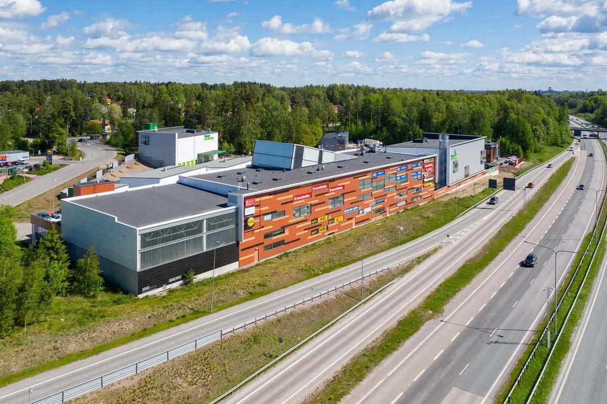 Vuokrataan siisti katutason 331 m² liiketila Motor Center Espoonlahdesta. Tilassa on avaraa työtilaa, erillinen toimistohuone sekä taukotilat. Tilaan on sisäänkäynti myös nosto- ovien kautta.Kohde sijaitsee näkyvällä paikalla Länsiväylän varrella, lähellä Finnoon kauppakeskusliittymää. Pysäköintip...