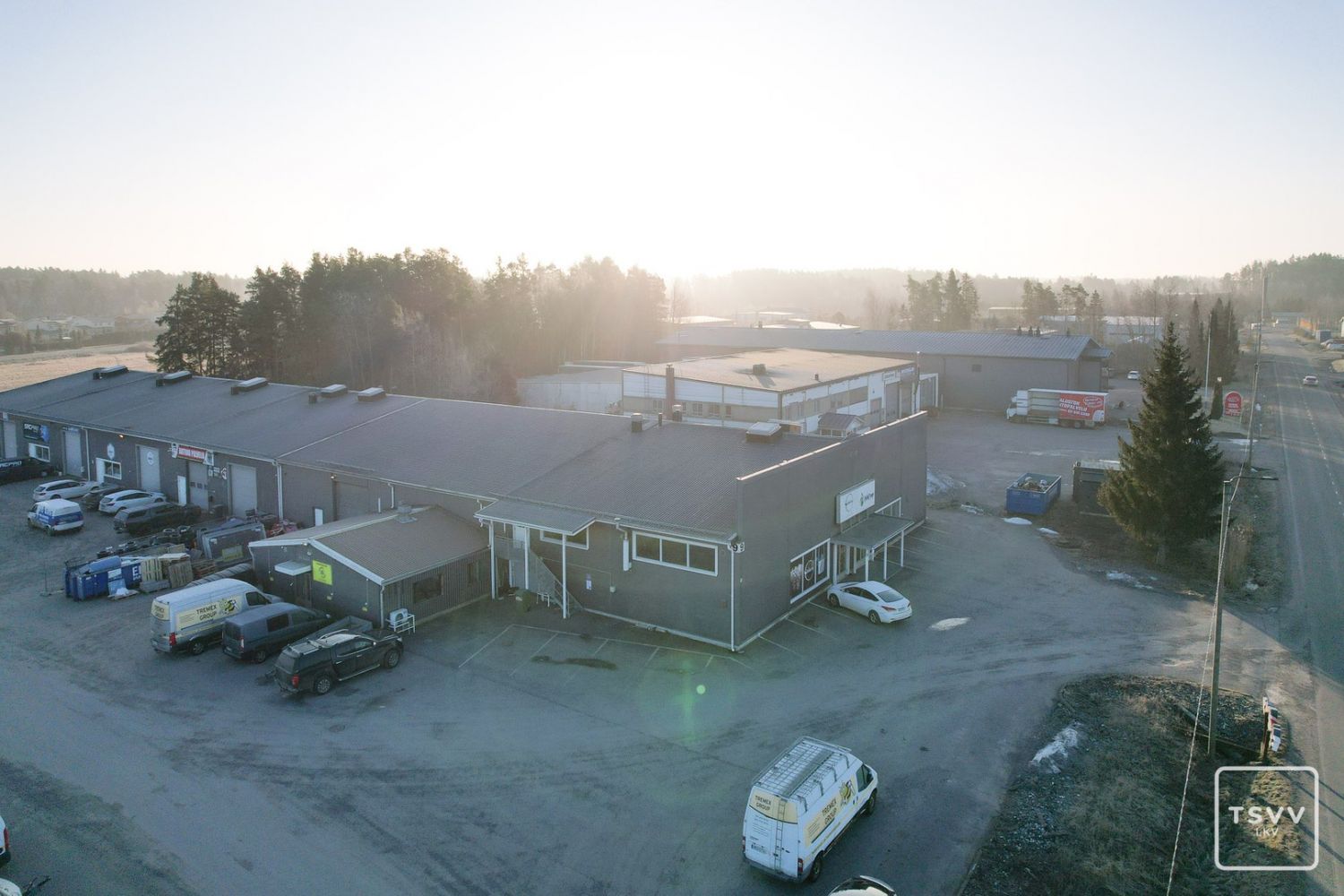 Tilava toimistotila Kaarinassa – Hallimestarinkatu 9, Varsinais-Suomi. Tämä 150 neliömetrin toimisto sijaitsee rakennuksen toisessa kerroksessa ja tarjoaa erinomaiset puitteet yrityksesi toiminnalle.Toimisto on avara ja valoisa, mikä luo miellyttävän työympäristön. Hyvät liikenneyhteydet takaavat ...