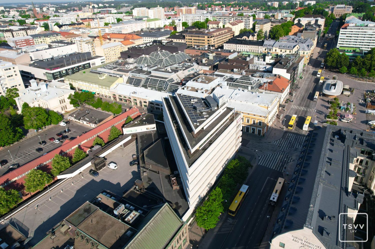 VUOKRATTAVANA TOIMITILAA TURUN YDINKESKUSTASSAAurakatu 8:ssa sijaitseva avara liiketila tarjoaa erinomaiset puitteet monenlaisille kaupallisille toiminnoille. Turun keskustan ytimessä, Varsinais-Suomessa, tämä tila on ihanteellinen valinta yritykselle, joka haluaa olla lähellä kaupungin vilskettä ...