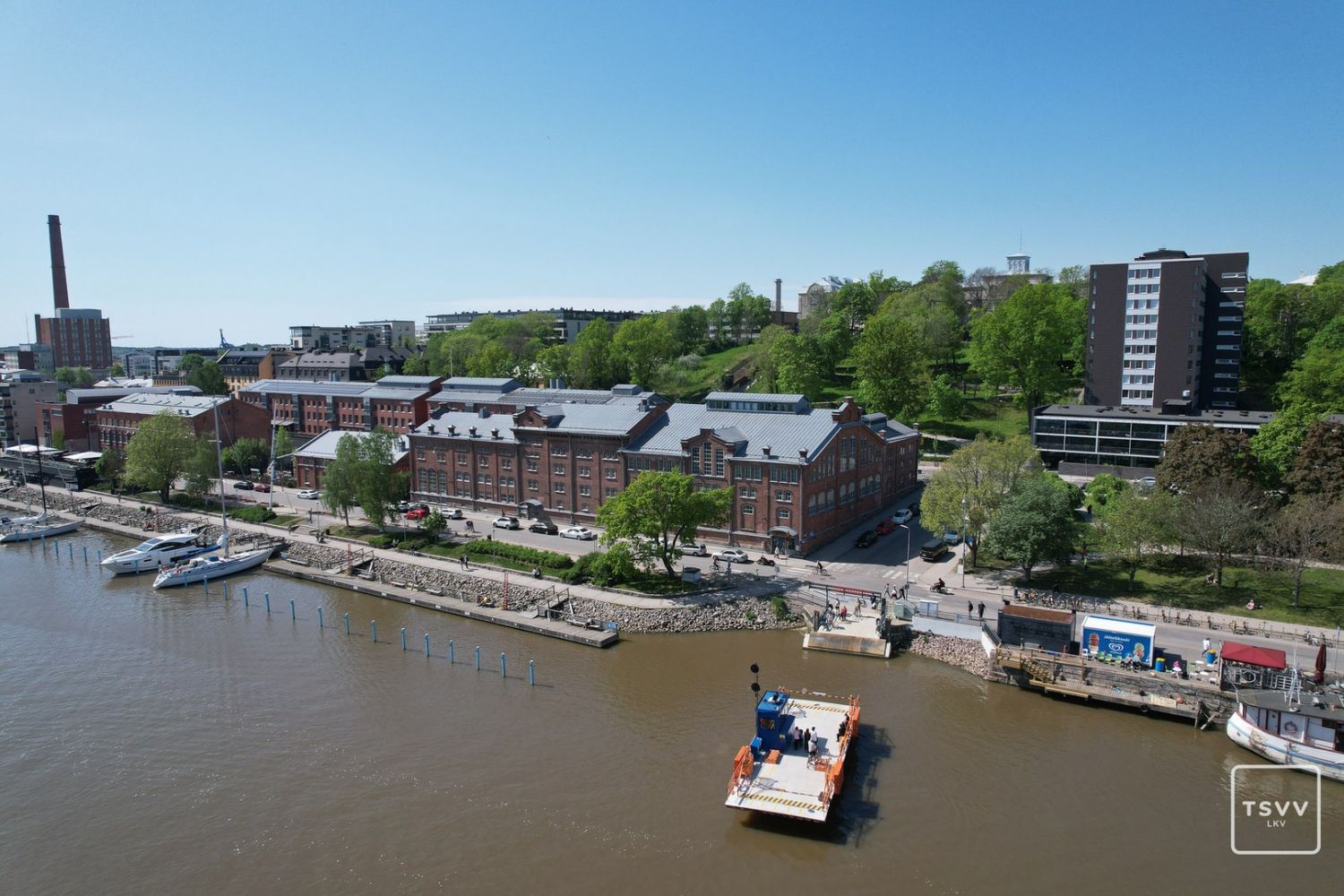 Wanhan panimon tunnelmaaTurun kenties upein toimistorakennus Panimonlinna koostuu kahdesta osasta; 1884 rakennetusta panimorakennuksesta ja sen 1902 valmistuneesta lisärakennuksesta. Tilat on 2000-luvun alussa remontoitu täysin vastaamaan nykyaikaisia toimistotilojen vaatimuksia.Talossa on tiloja ...