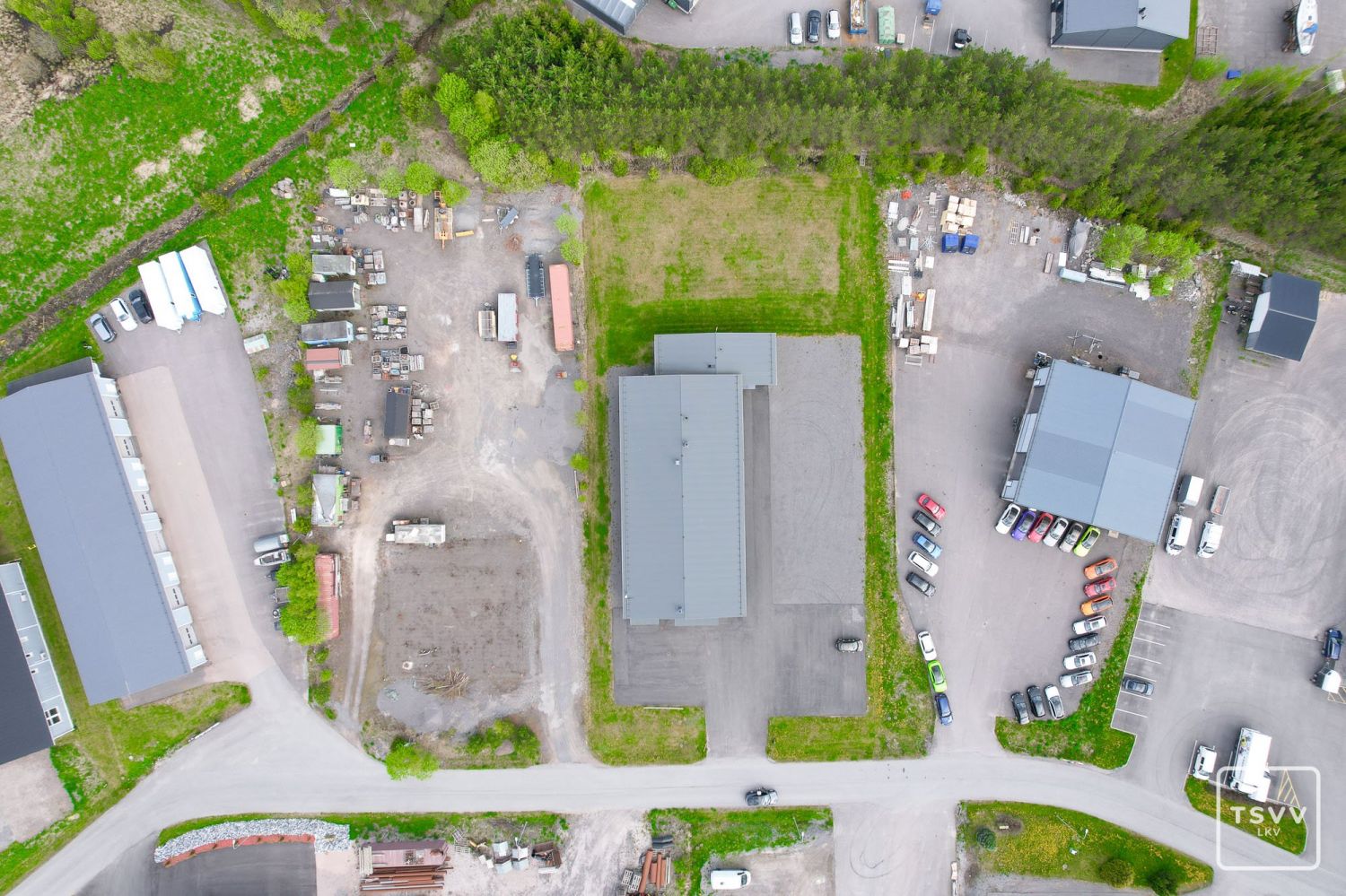 Vuokrataan uudehko tilava tehdaskiinteistö Tuulissuon alueella, Liedossa. Tämä 600 neliömetrin tehdas sijaitsee Kulkijanpellontie 5:ssä ja tarjoaa erinomaiset tilat tuotantotoiminnalle.Kiinteistö on katutasossa, mikä helpottaa tavaroiden kuljetusta ja logistiikkaa. Yksikerroksinen rakennus mahdoll...