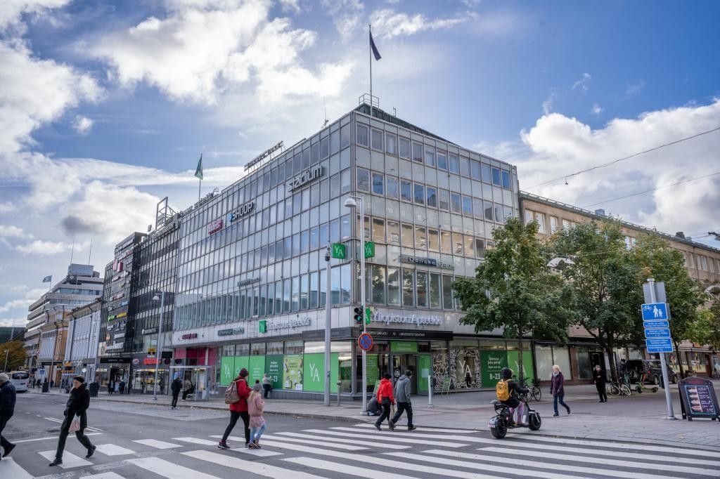 Vuokrattavana toimistotilaa Turun ydinkeskustassa kauppatorin vieressäToimistossa avotilaa, sekä lisäksi  9 työhuonetta, neuvottelutilat, keittiö- ja taukotilat sekä 3 kpl wc-tiloja. Pysäköinti mahdollisuus Toriparkissa ja kiinteistön sisäpihalla.Vapautuu sopimuksen mukaan, kuitenkin viimeistä...