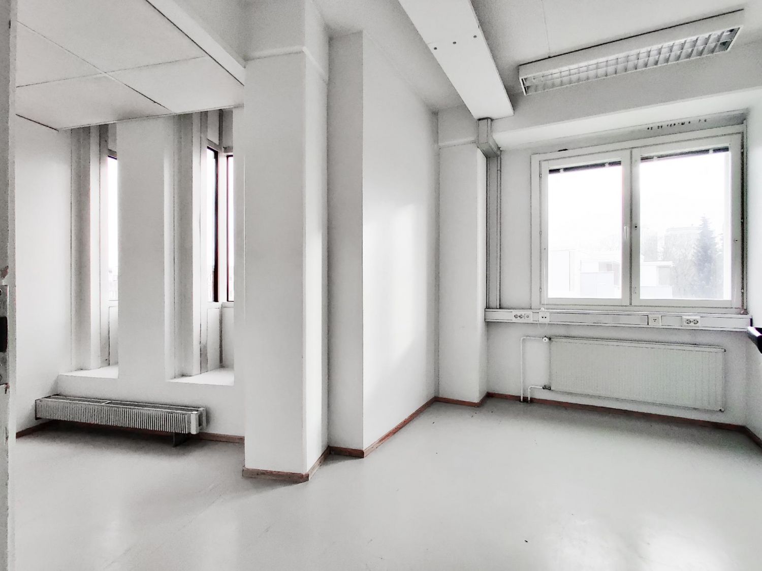 Siistikuntoinen hissillisen talon kolmannen kerroksen toimistotila. Liiketilassa on yhteiskäytössä toisen tilankäyttäjän kanssa remontoitukeittiö, kaksi wc:tä, jossa toisessa suihku. Tila on vapaa ja se on muuntelukelpoinen. Mahdollisuus vuokrata myös autopaikkoja.  Tiedustelut:Henri Timonen p....