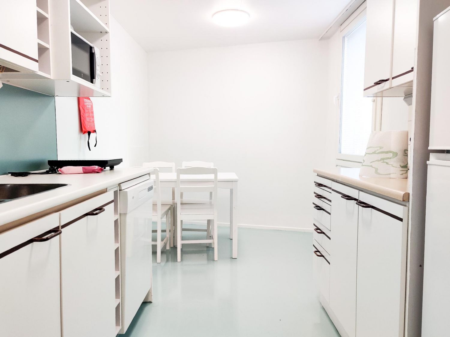 Toisen liiketilan kanssa yhteiskeittiö.