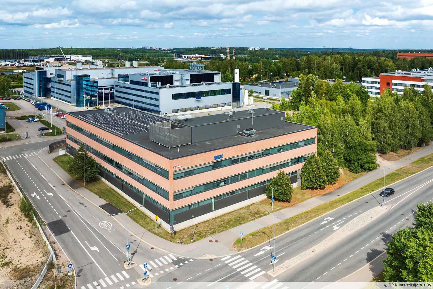 Vuokrattavissa kolmannen kerroksen toimistotilakokonaisuus. Tilassa avotilaa sek&auml; erillisi&auml; toimistohuoneita, omat WC-tilat, keitti&ouml; ja taukotila. Kiinteist&ouml;ss&auml; yhteiset sosiaalitilat, jossa suihkulliset pukuhuoneet. Kohteen pihalta l&ouml;ytyy runsaasti pys&auml;k&ouml;inti...