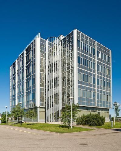 Vuokrataan siisti & valoisa ensimmäisen kerroksen 145 m²:n huone- /avotoimisto. Kaksi sisäänkäyntiä. Oma terassi. Vapaa! Osa kuvista on virtualisoituja kuvia tiloista.Myös isompia toimistotiloja ...