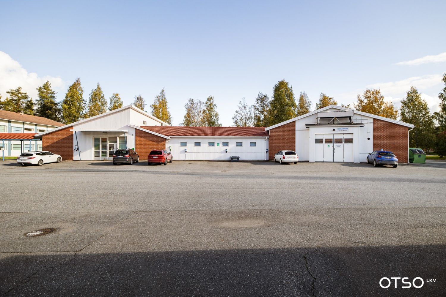 Kakkostien välittömässä läheisyydessä monien mahdollisuuksien toimitila, rakennettu 1990 ja laajennettu 1994.Oma tontti 3255 m2, tilat noin 1000 m2, tilojen lämmitys kaukolämmöllä ja ilmalämpöpumpuilla.2019 parannettu ilmanvaihtoa.2020 ja jälkeen on myös tehty aika isosti sisäpuolista ja ulkopuo...
