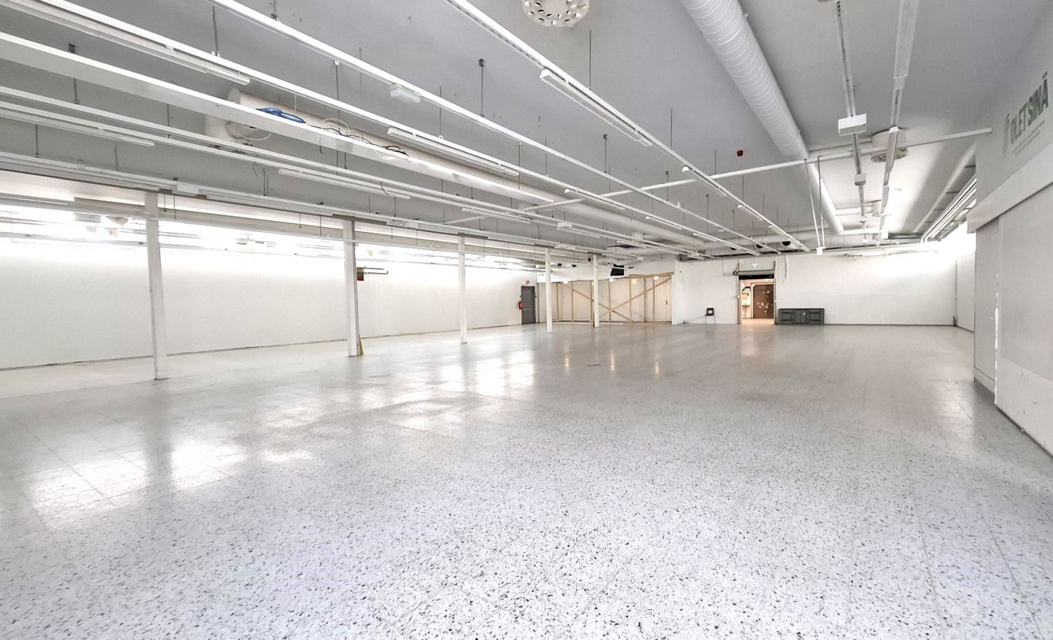 Myydään entinen kauppakiinteistö Uuraisilta