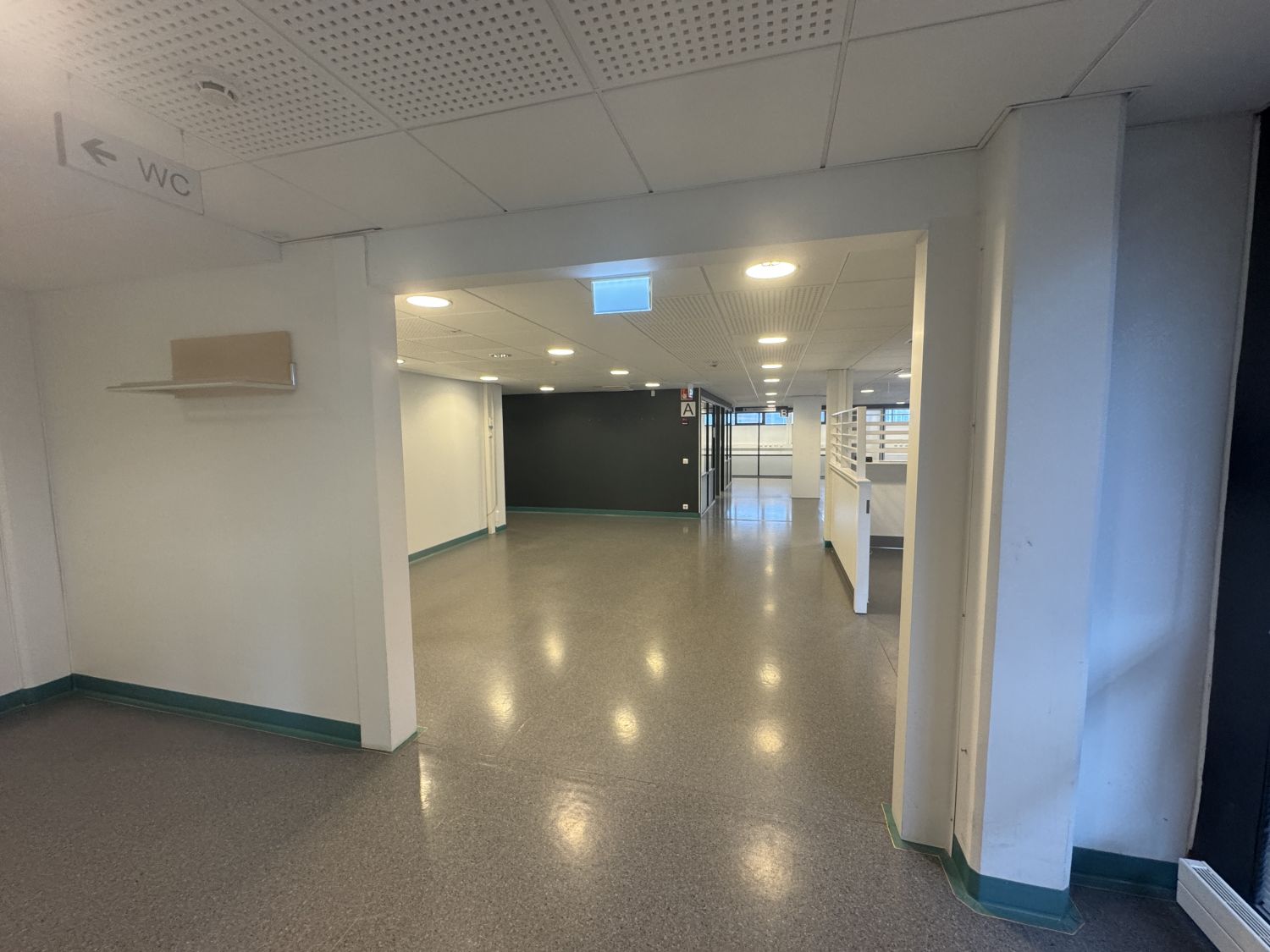 Näkymä tuulikaapin jälkeen