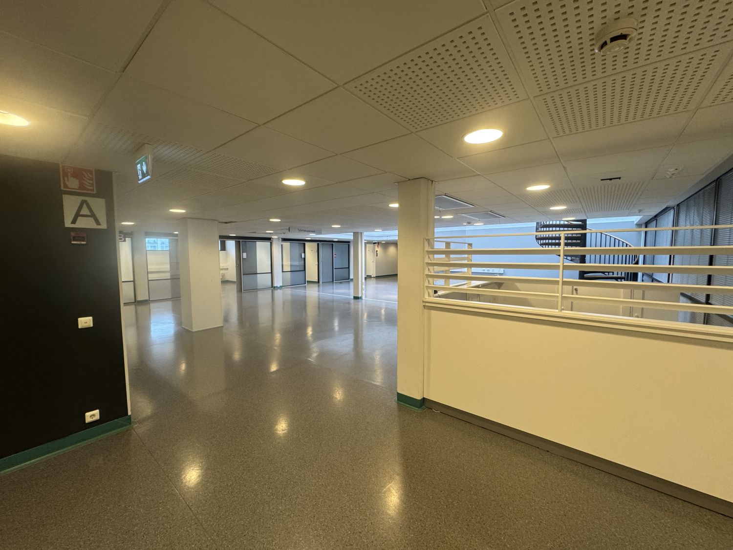 Palvelutiski ja aula