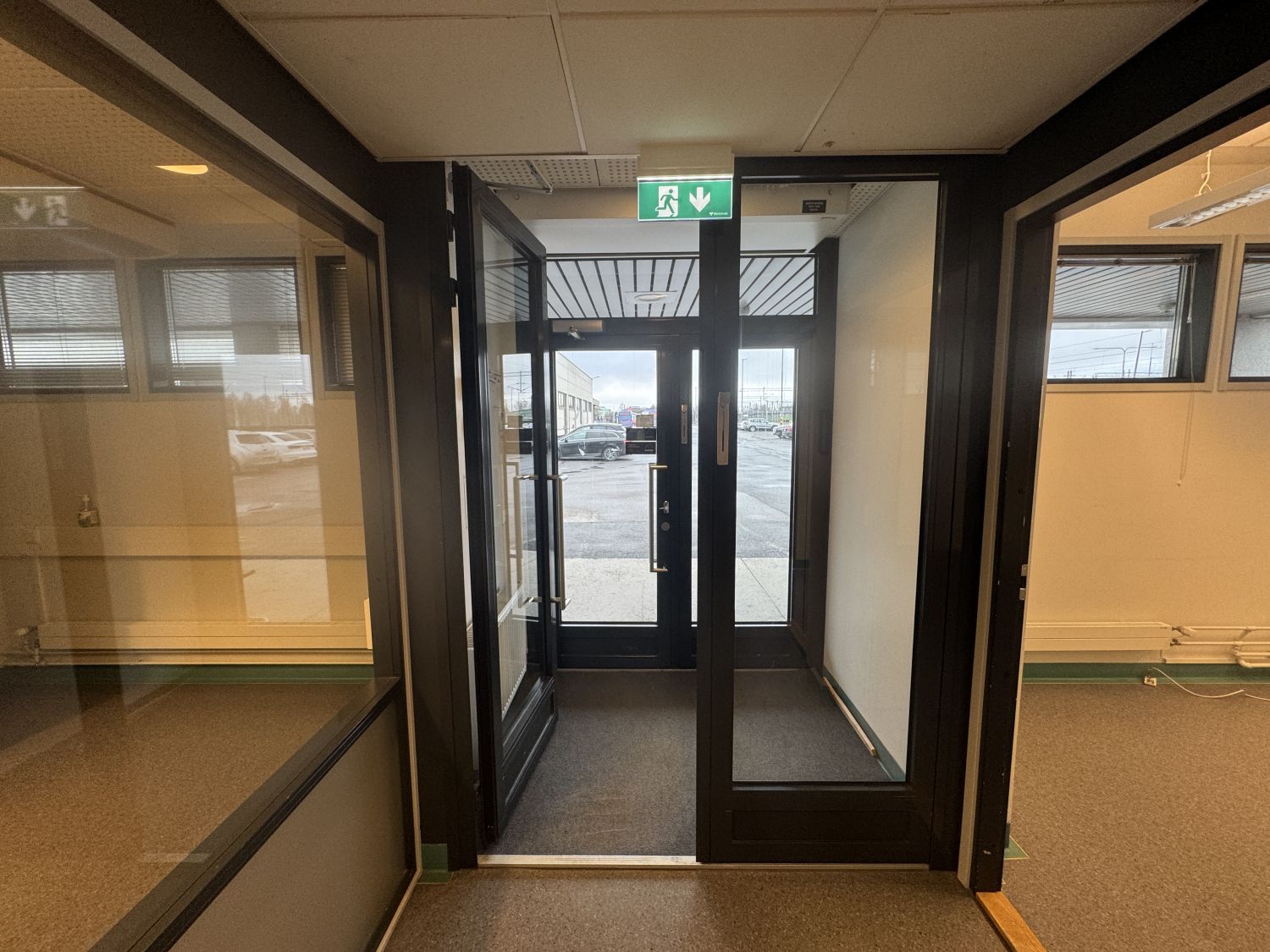 B-käytävän päässä oma sisäänkäynti (p-alue / asemalaituri)