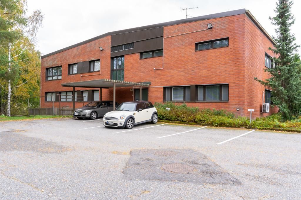 Vuokrattavana siistikuntoista katutason toimistotilaa.