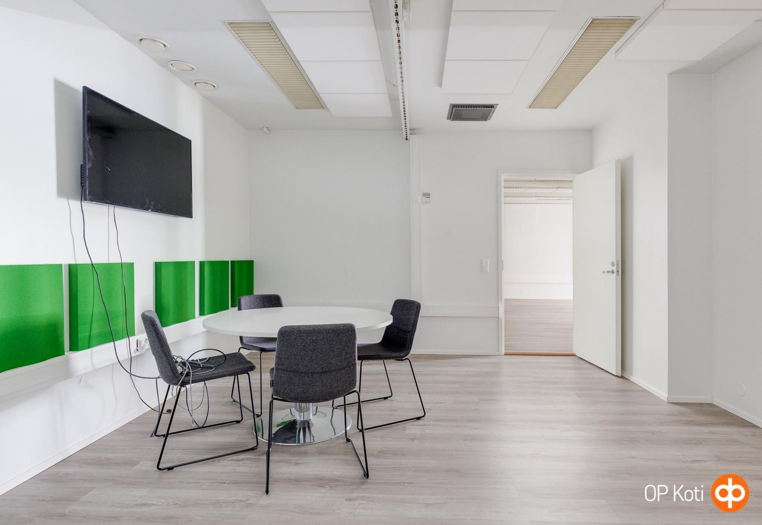 Liiketila sijaitsee Teppanan entisen ostoskeskuksen yläkerrassa. Huoneisto on käynyt täydellisen remontin ja se on erittäin hyvässä kunnossa. Tiloissa on esim. kaksi WC:tä. Mahdollisuuksia on moneksi. Taloyhtiö on hyvässä kunnossa ja pihamaalta löytyy vapaita parkkipaikkoja. Tule tutustumaan ja suun...