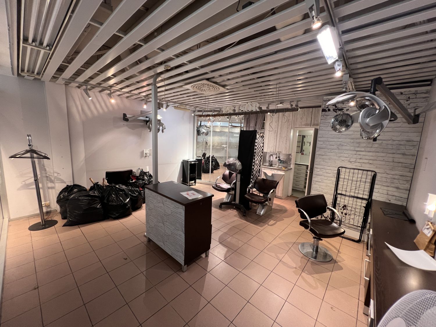 Pieni liiketila Rewell 2.krs, tilassa ollut parturi/kampaamo