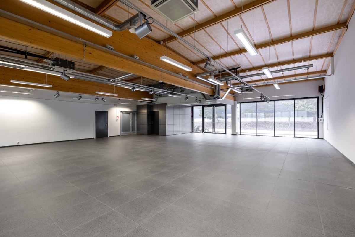 Vuokrataan katutason 271 m² monikäyttöinen toimitila Viikinmäestä. Tämä valoisa tila soveltuu monenlaiseen toimintaan, esimerkiksi myymäläksi, showroomiksi tai toimistotilaksikin. Tilan lattia on pinnoitettu keraamisilla laatoilla, ulos on suuret ikkunapinnat ja tilassa on myös hyvät sosiaalitilat. ...